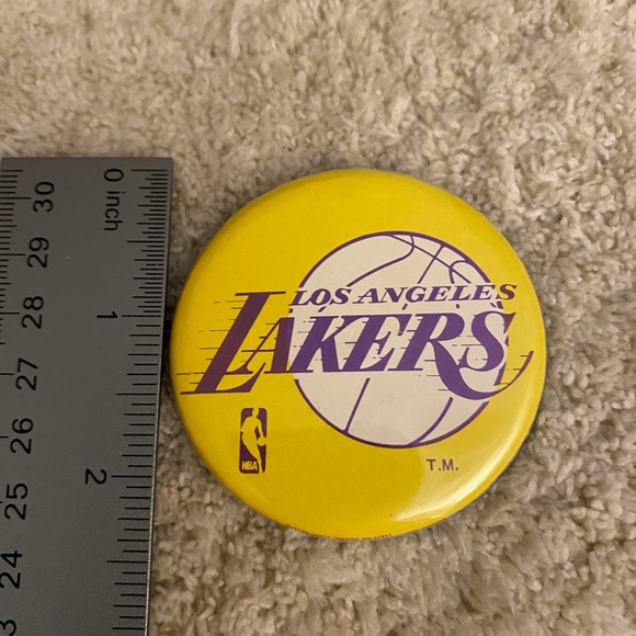 🌹 Los Angeles Lakers button pinback Vintage - Picture 2 of 3